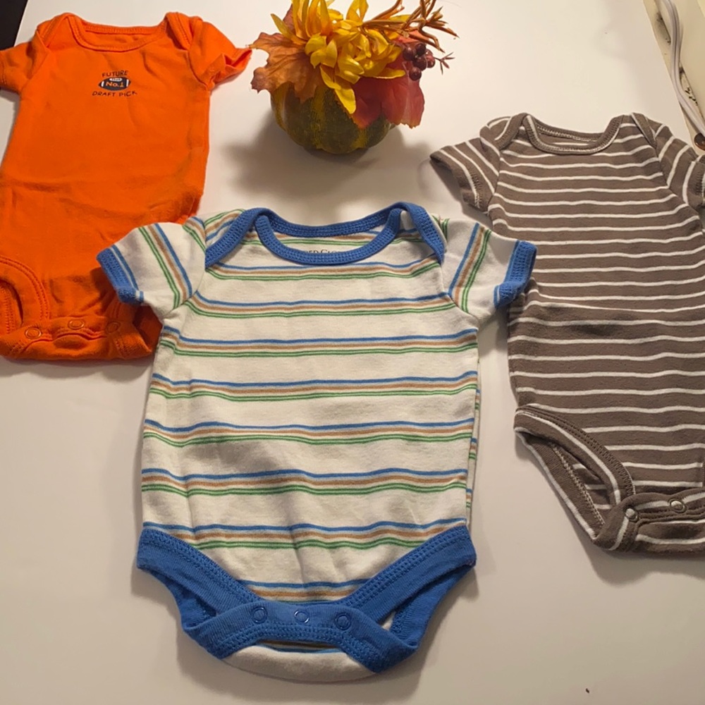 3 onesies⬇️PRICE DROPPED